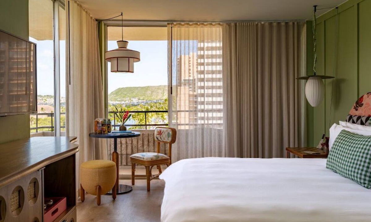 Waikiki Hotel | Corner King Room with Lanai – Spacious City Views