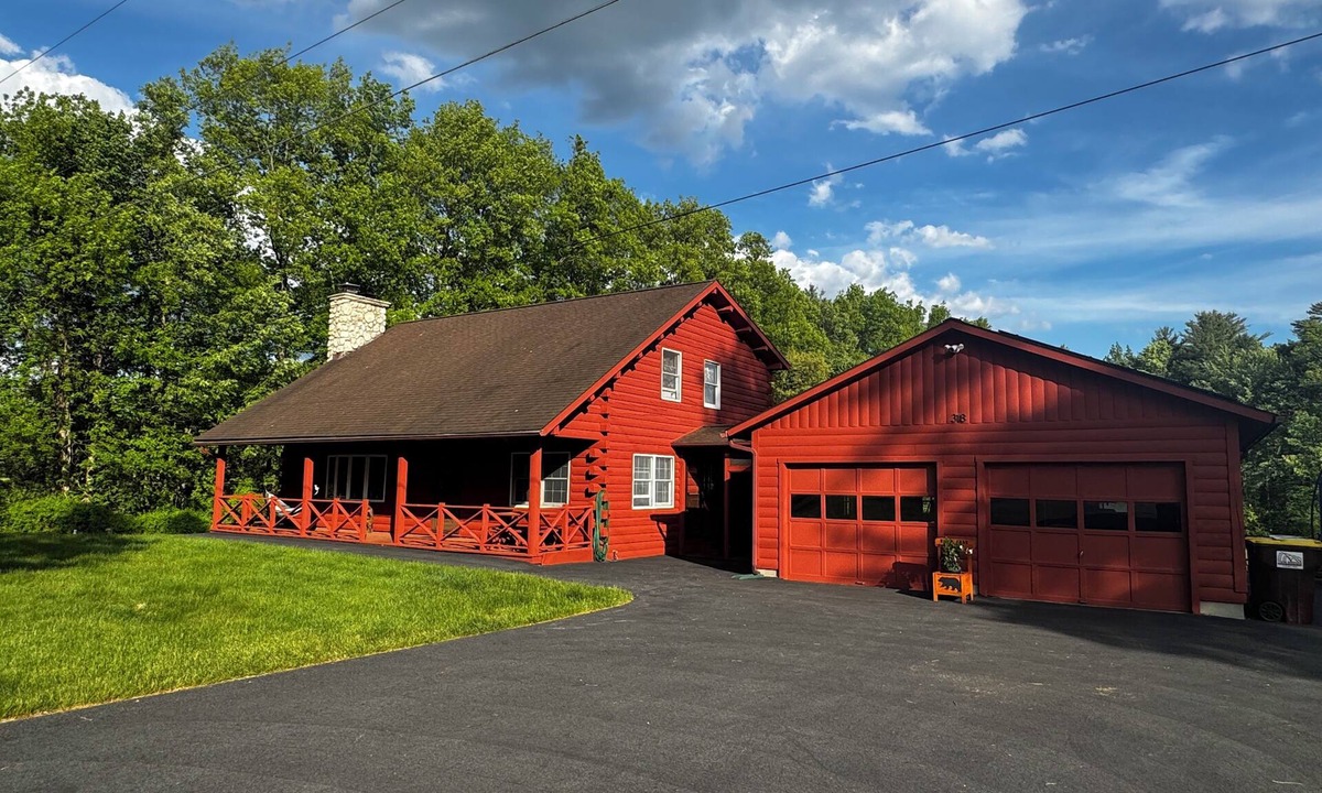 Middle Grove House | Country style log cabin on private 4 acres lot minutes from downtown Saratoga