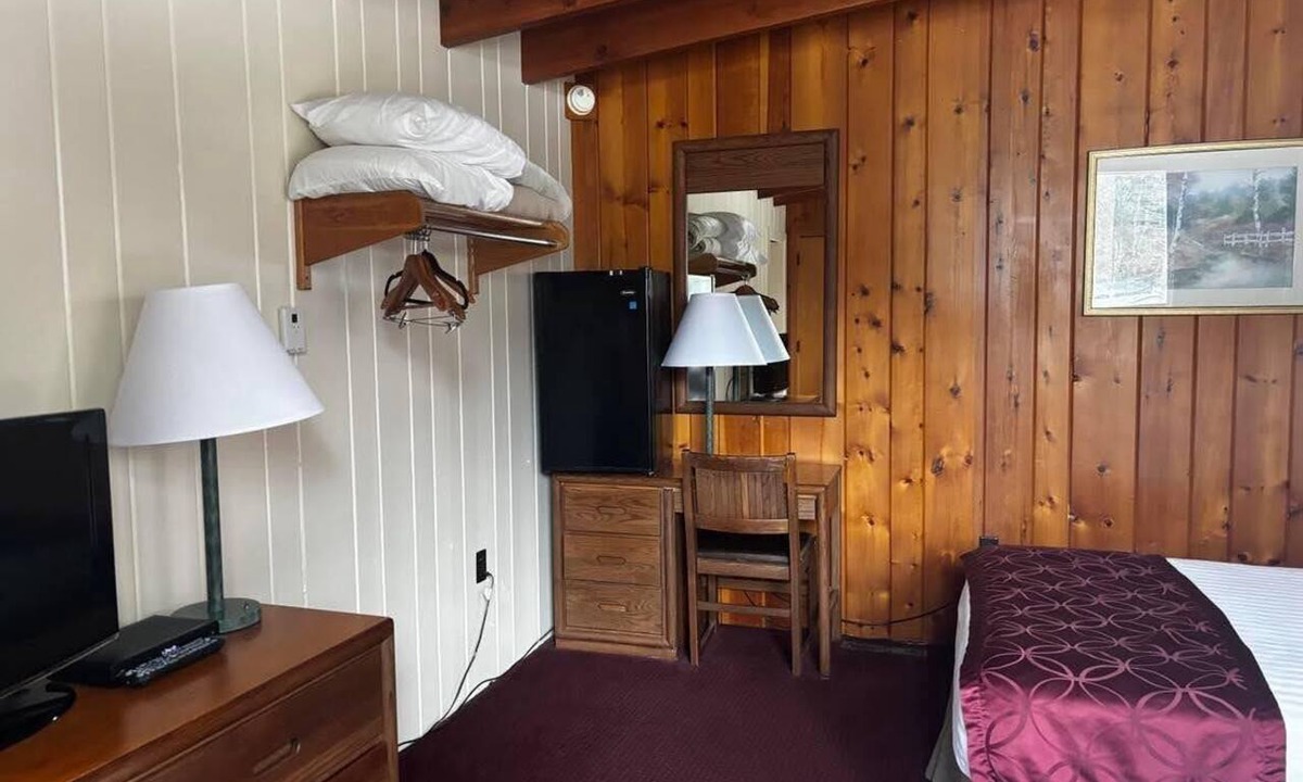 Hamilton Hotel | Cozy 1-bedroom hotel room in welcoming Hamilton - #336 Endawonnda