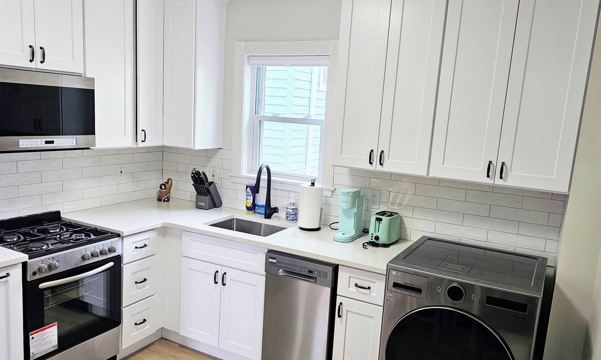 Greenwich Apartment | Cozy 2br retreat in Greenwich. Walk to restaurants & beach! Off-street parking.