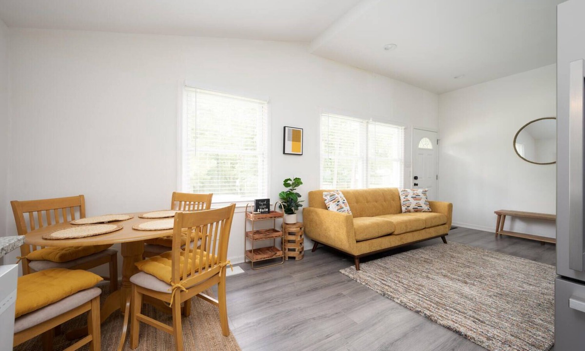 East Point House | Cozy Bohemian Bungalow- 9 mins to Airport, GA Convention center, 20 to midtown.
