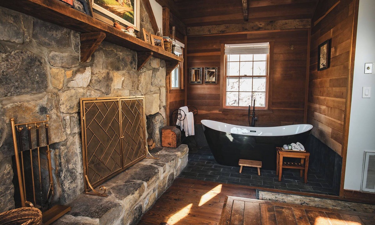 Raphine House | Cozy Cabin Hideaway | Minutes to Blue Ridge Parkway