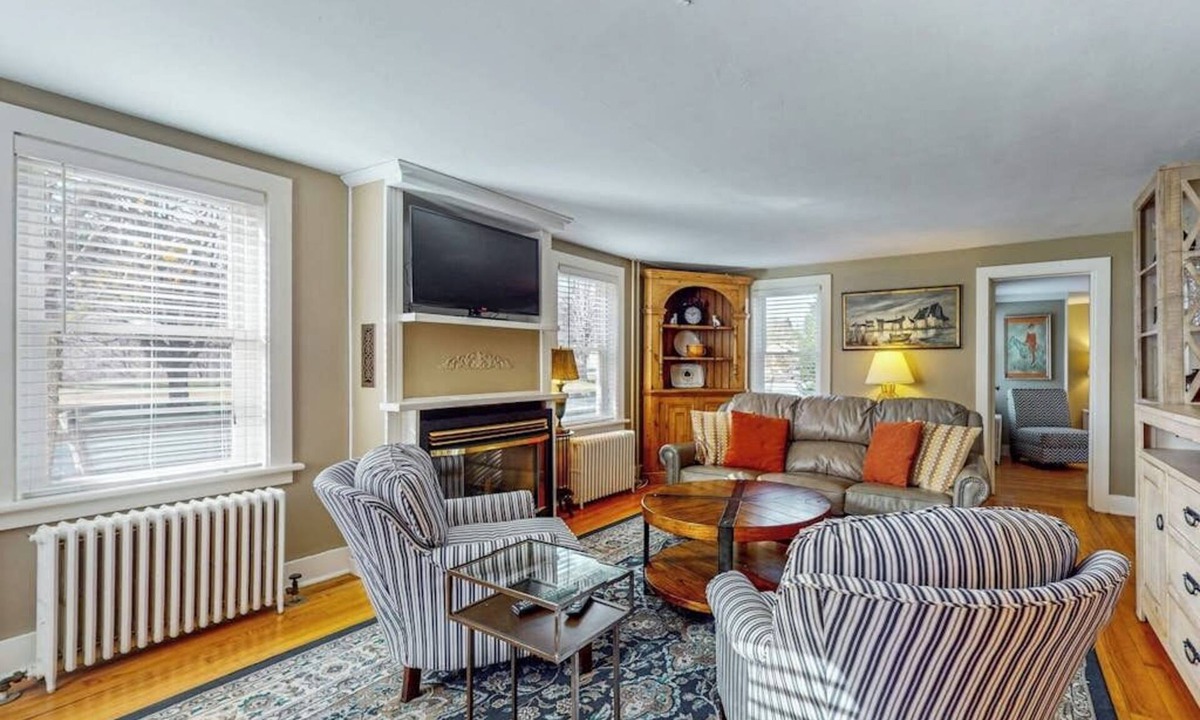 Dorset House | Cozy dog-friendly home, fenced yard, gas fireplace, BBQ, wifi, partial a/c, w/d