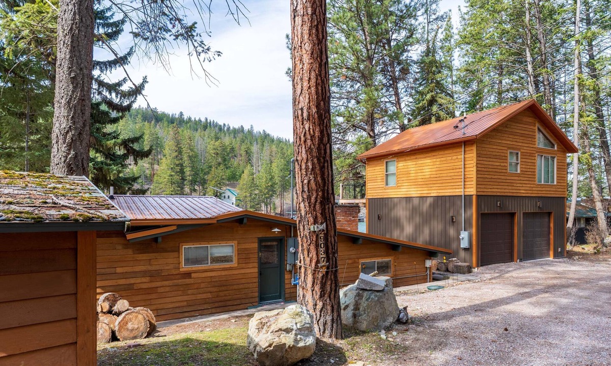 Polson Cabin | Cozy Flathead Lake Cabin | Private Dock & Kayaks