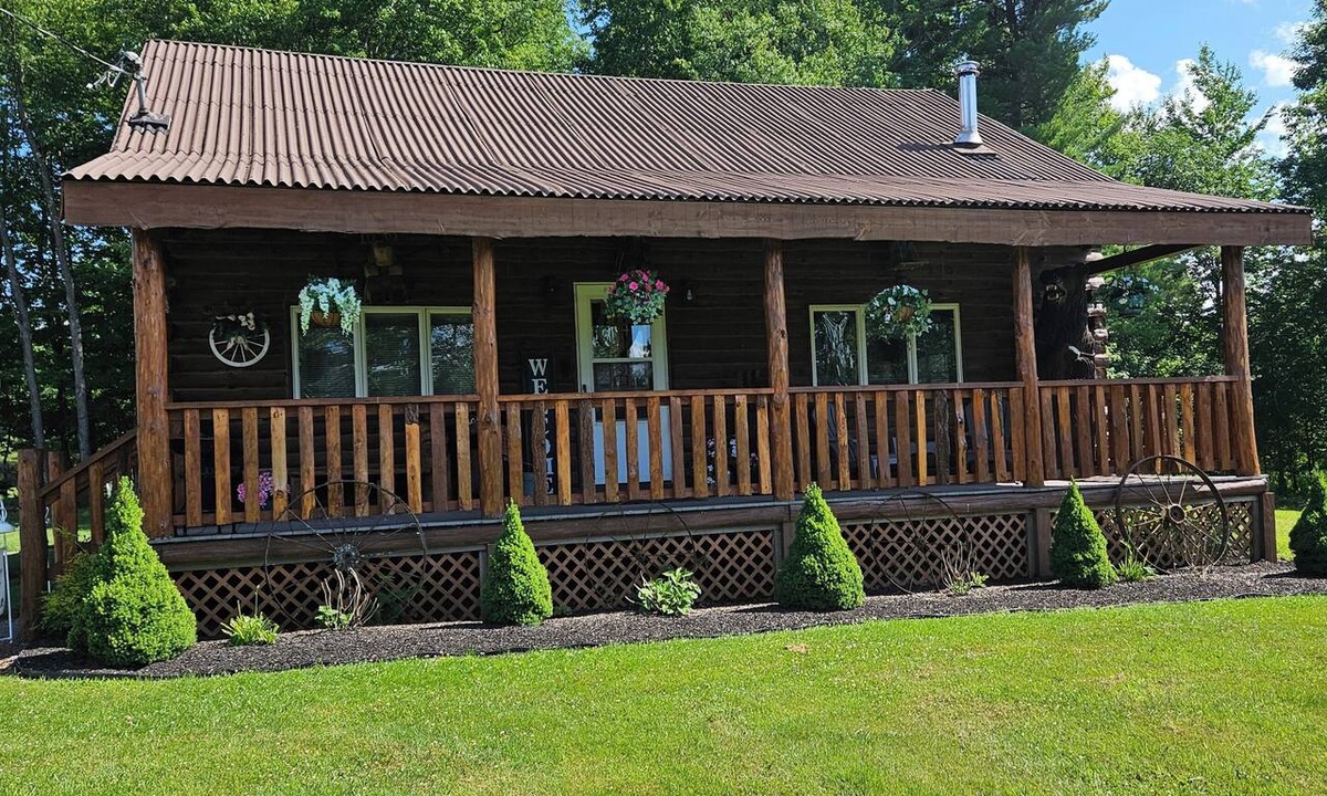 Meredith Cabin | Cozy Log Cabin near Cooperstown Dreams park and All- Star Village