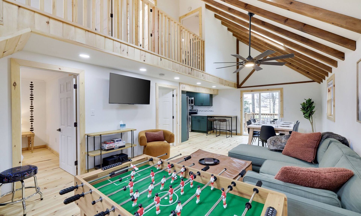 Tobyhanna House | Cute Modern Poconos Cabin! Hot Tub, Fire Pit