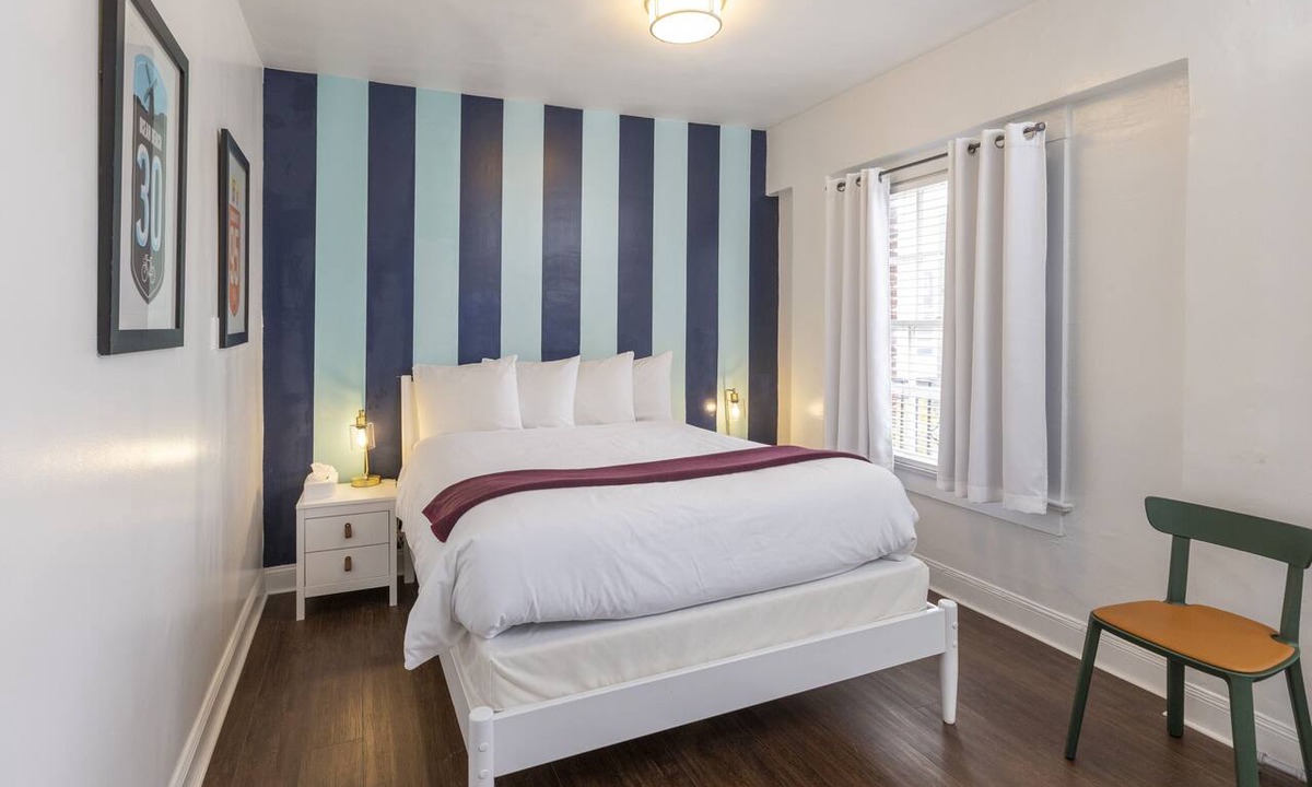 Civic Center Hotel | Deluxe Queen Room with View and Ensuite Bath