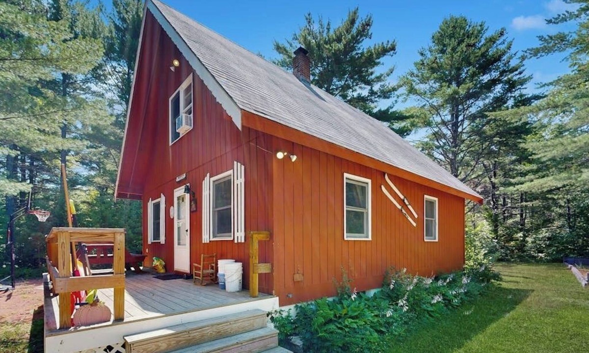 The Bluffs House | Dog-Friendly Cottage w/Free WiFi, Kayak, Firepit, and Wood Stove