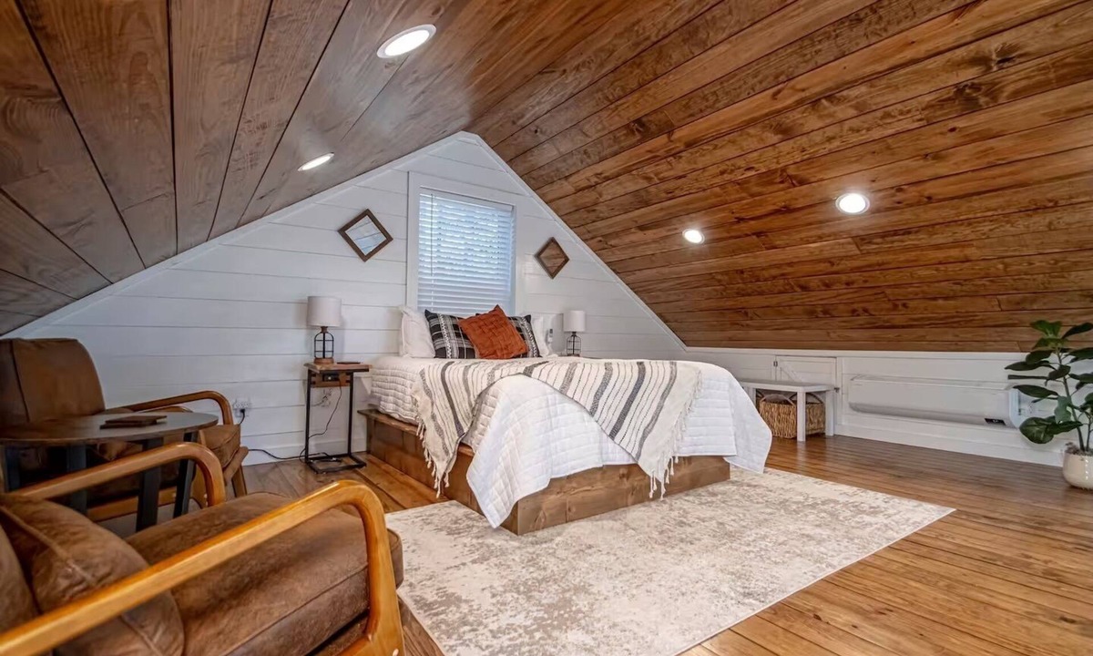 Newnata Cabin | Dogwood Den Treehouse Cabin in Shirley, AR at Greers Ferry Lake
