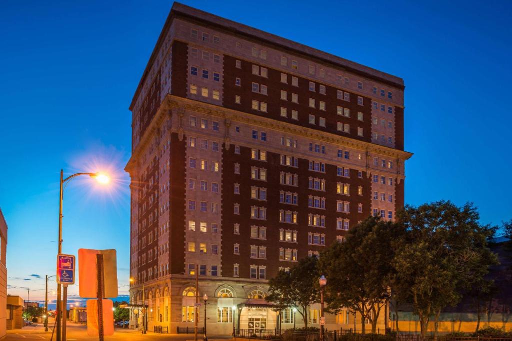 Utica Hotel | DoubleTree by Hilton Utica
