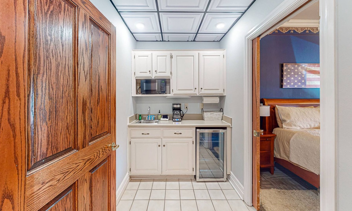 Eureka Springs Historic District Villa | Downtown suite with central air conditioning, WiFi - near everything