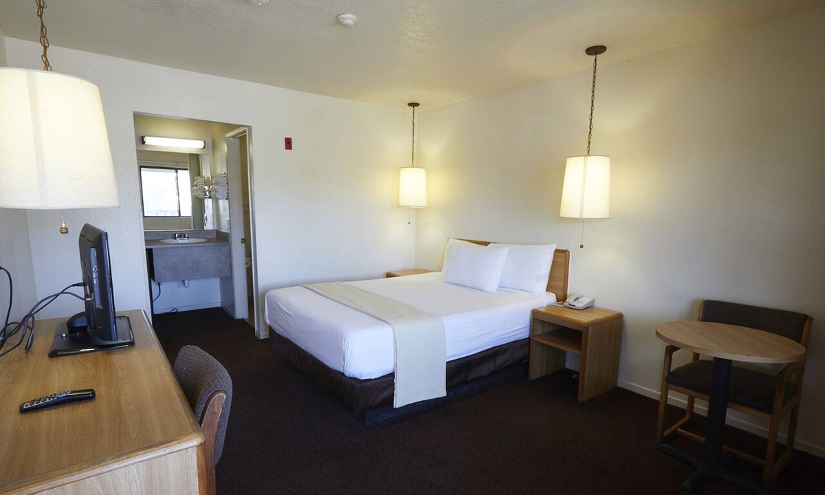 Newark Hotel | E-Z 8 Motel Newark
