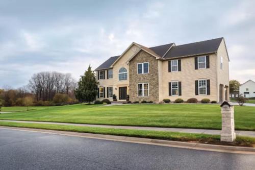 New Castle Villa | Elegant Spacious Family Gem 20 Min to Wilmington