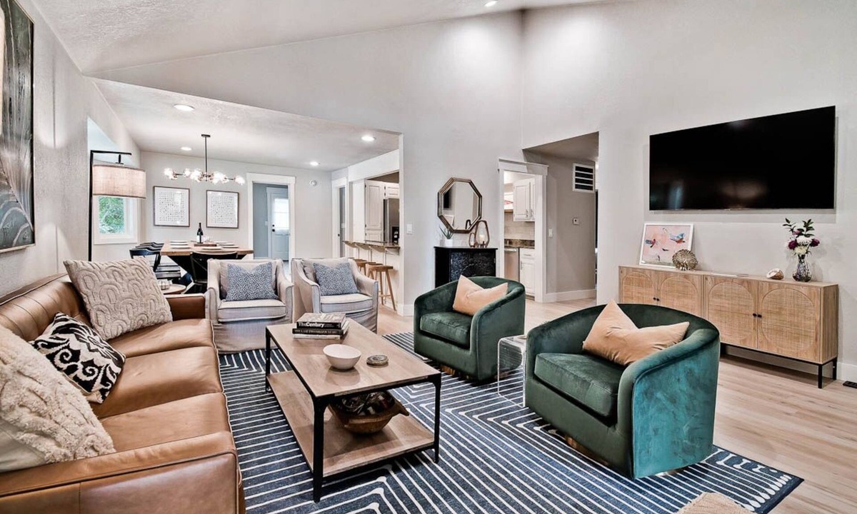 Bella Vista House | Elegantly decorated home located right next to the Lago Vista Spur bike trail