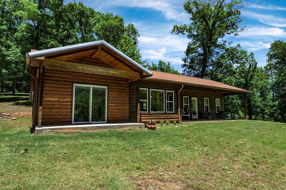 Pickens Cabin | Enchanting Riverside Cabin Retreat with Mountain Views near Sardis Lake Oklahoma