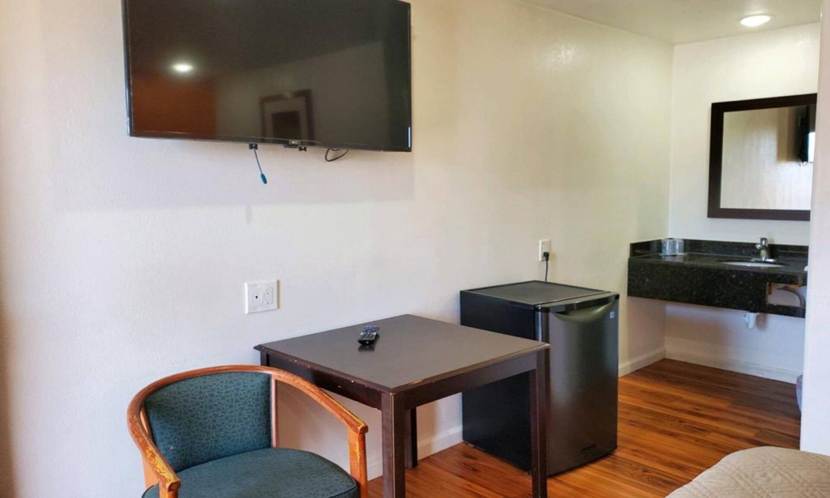 Oakland Hotel | Enjoy Affordable Comfort in Spacious King Room Near Chabot Science Center