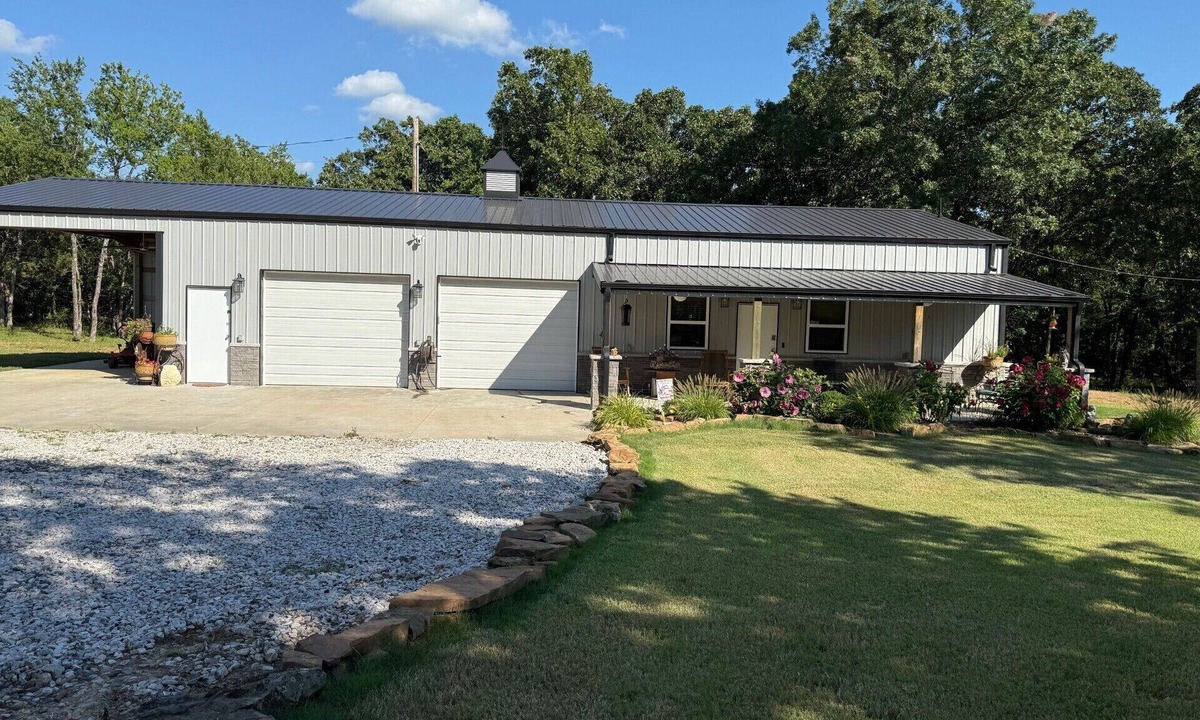 Checotah House | Escape the crowd and explore an amazing 45 acre estate located on Lake Eufaula.
