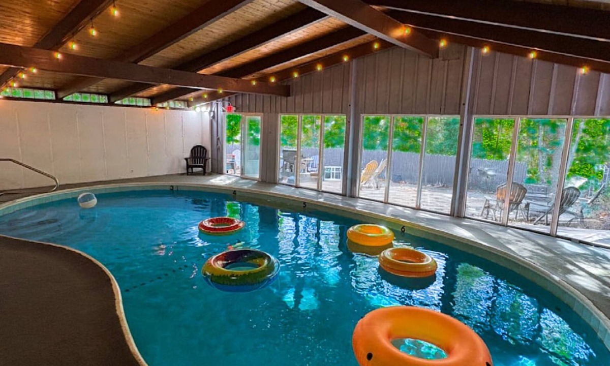 North Conway House | Expansive lodge| 9 Br | Indoor Pool | Sauna | Game Room | 3 Bath