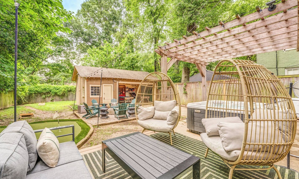 Evergreen House | Experience the Ultimate Memphis Getaway at Velvet Moon Villa