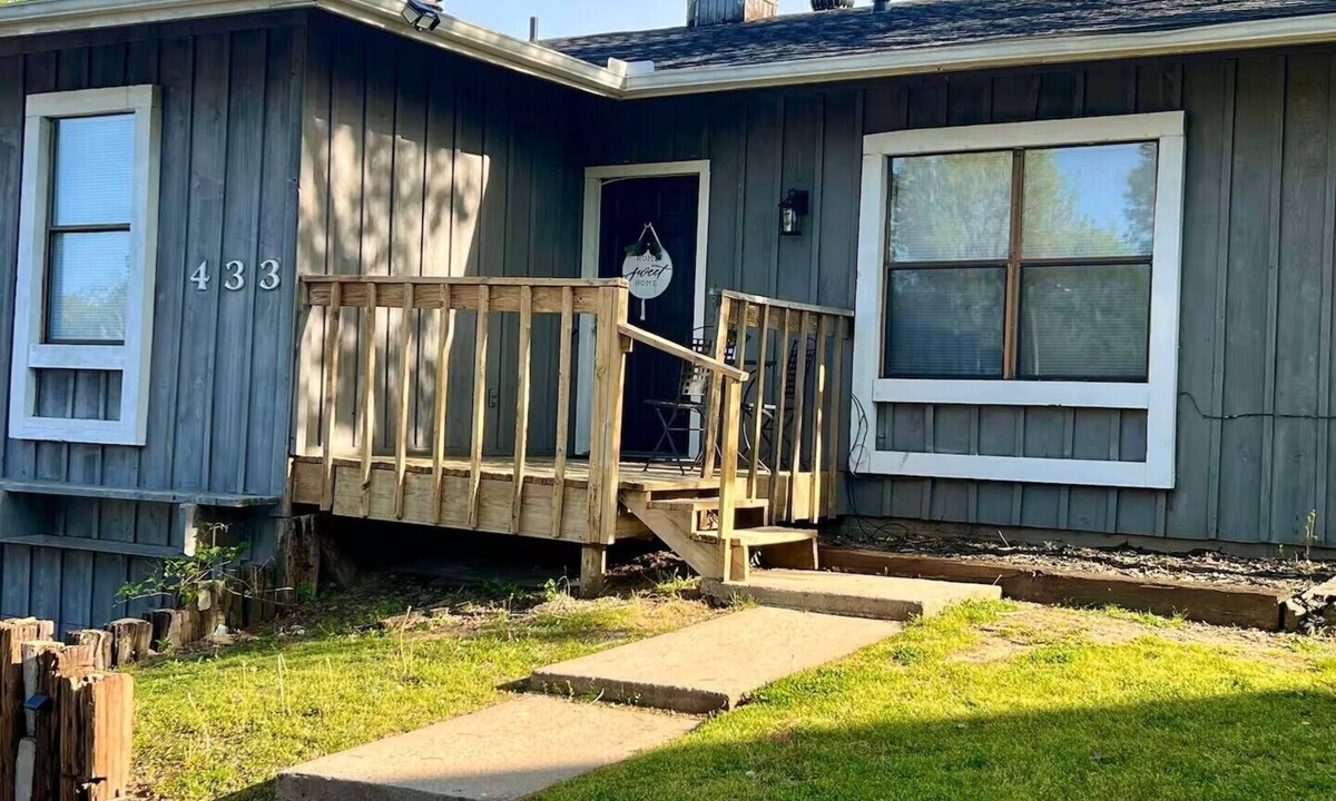 Fort Smith House | Fantastic 2-bedroom house with AC in cool Fort Smith