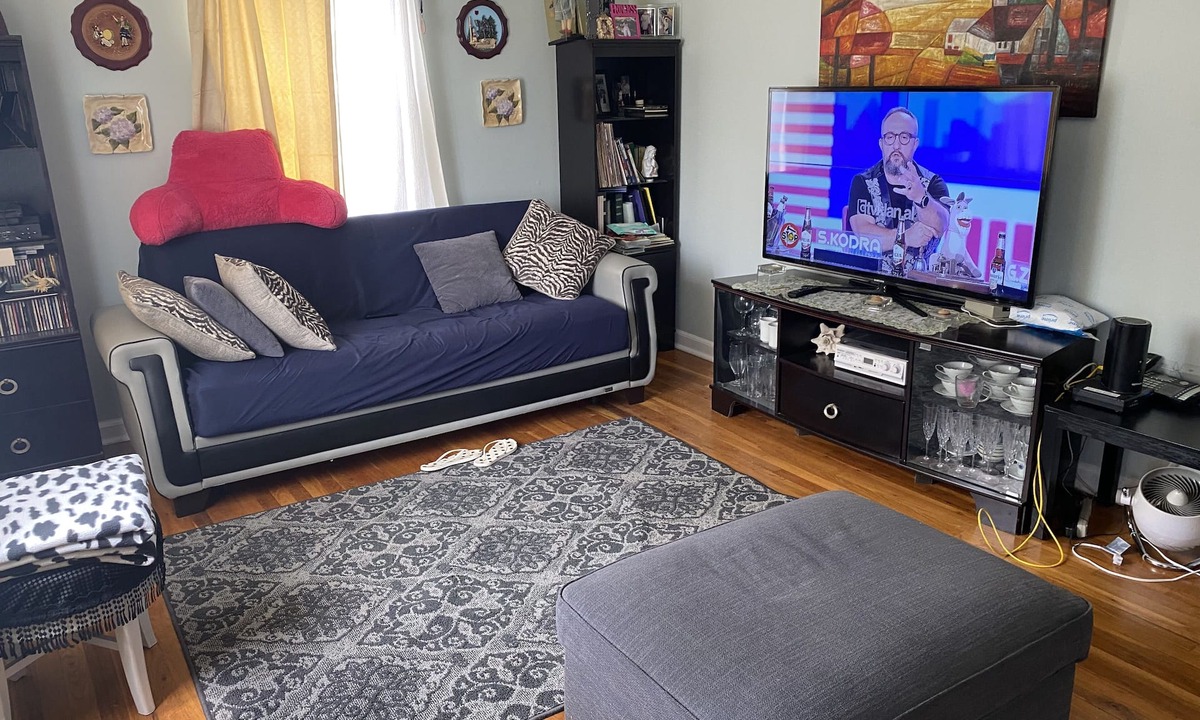 Saddle Brook House | FEMALES ONLY Quite safe neighborhood near NYC, transportation & mall
