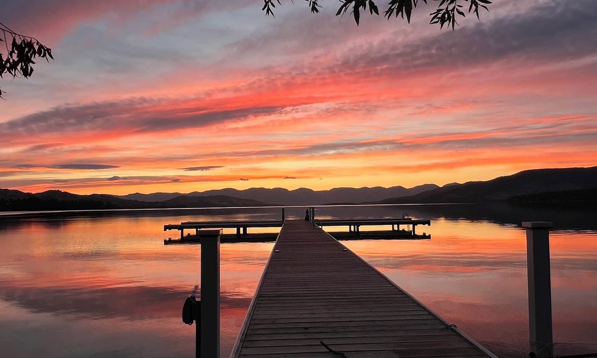 Elmo Cabin | Flo’s Cabin at Grans – Flathead Lakefront, Firepit, Dock, Kayaks, Pet Friendly.