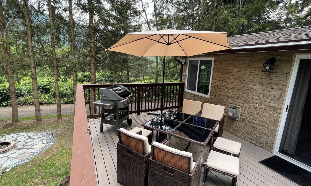 Fleischmanns House | Free 50 Amp EV Charger Modern New, HotTub, A/C, Webber Grill, 2 Decks, FirePit