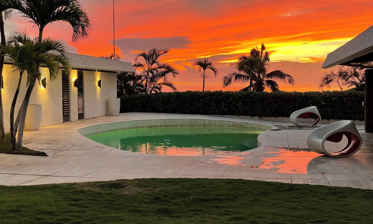 Hawaii Kai House | Glam Mid Century Modern 4-bedroom oceanfront estate in wonderful Honolulu