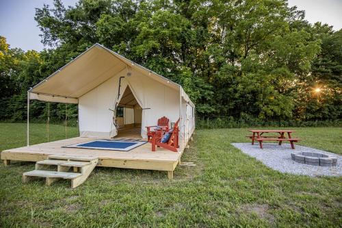 Cassville House | Glamping Getaway Ideal for Adventurous Families in Cassville, Missouri