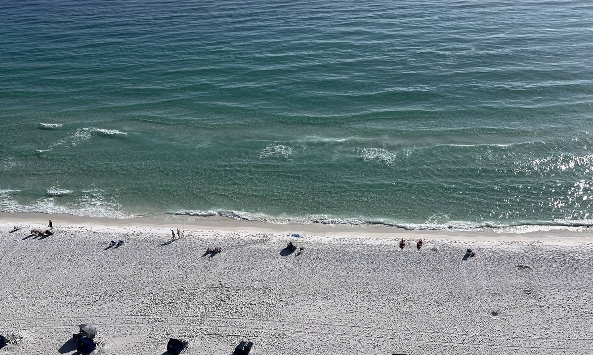 Destin Condo | GULF FRONT with Amazing Views, 3 Pools, Tiki Bar! LOCATION! Zero entry pool