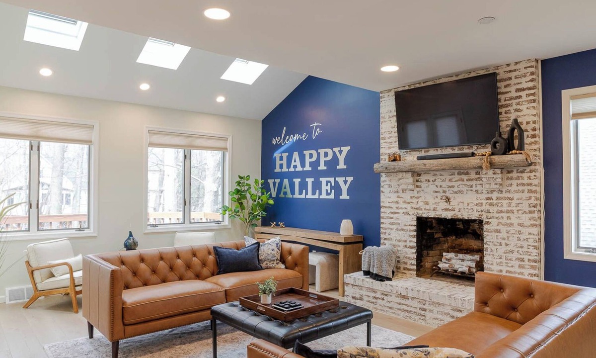 Park Forest Village House | Happy Valley Retreat ~ Epic Game Room ~ 130" TV Wall ~ 10 min to Campus/Downtown