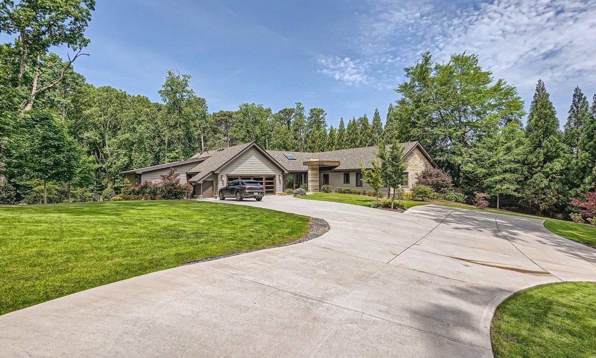 North Buckhead House | Heart of Buckhead Retreat. Walk to Dining, Shops & Nightlife