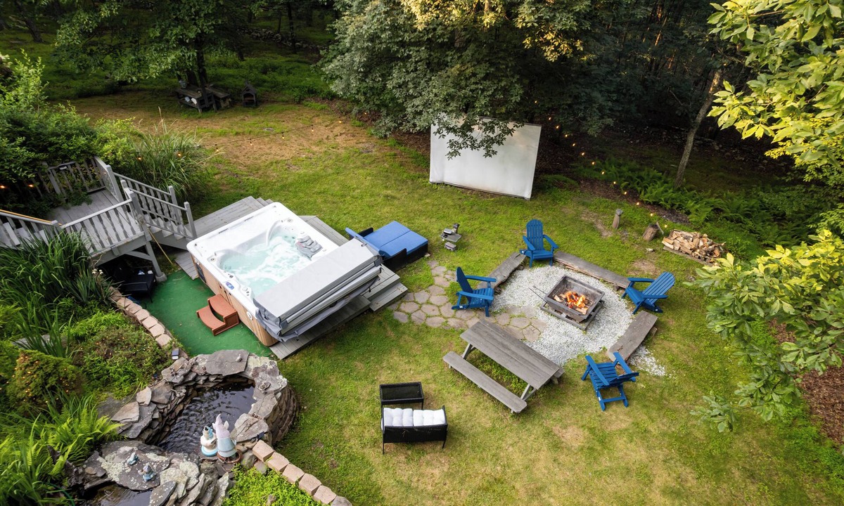 Bushkill House | Hideaway/Hot Tub/Sunna/Lake/Kayaks/Pool/Game Room/Cold Plunge