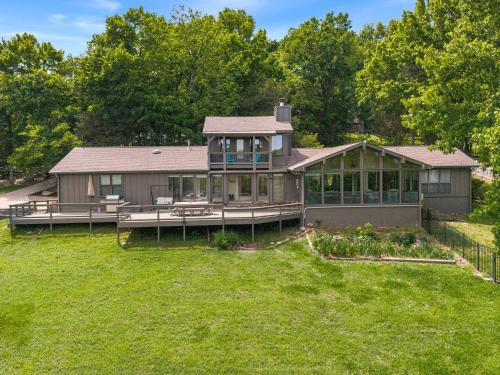 Lowell House | Hickory Haven-Direct Lake Access-Furnished Patio