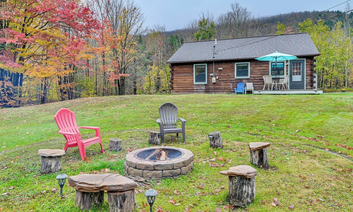 East Windham Cabin | High Peak Heaven: Cozy Log Cabin on 1 Acre!