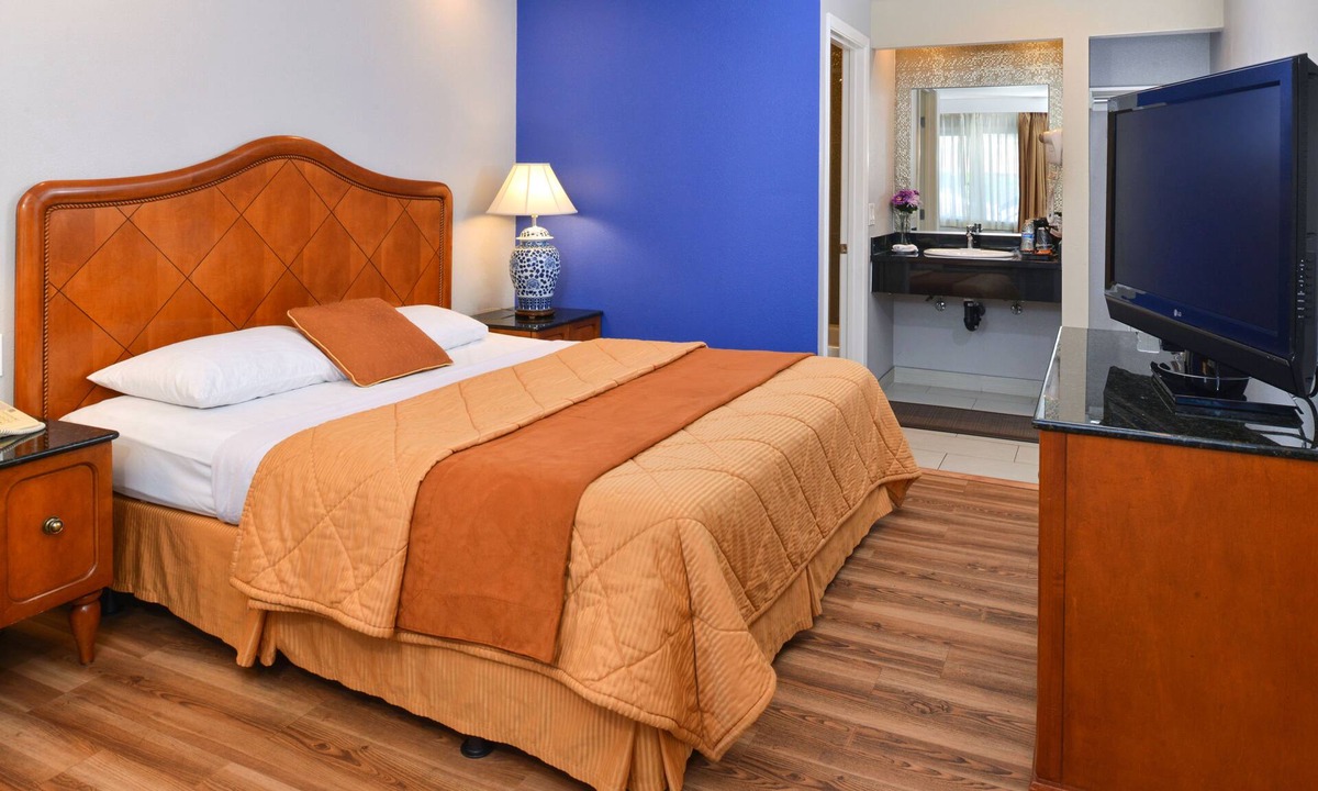 Dimond Hotel | Highlander Motel