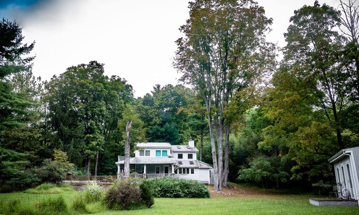 Wallkill Cottage | HIKE, SWIM, STARGAZE IN WOODS SIDING MINNEWASKA STATE PARK SHAWANGUNK MOUNTAINS