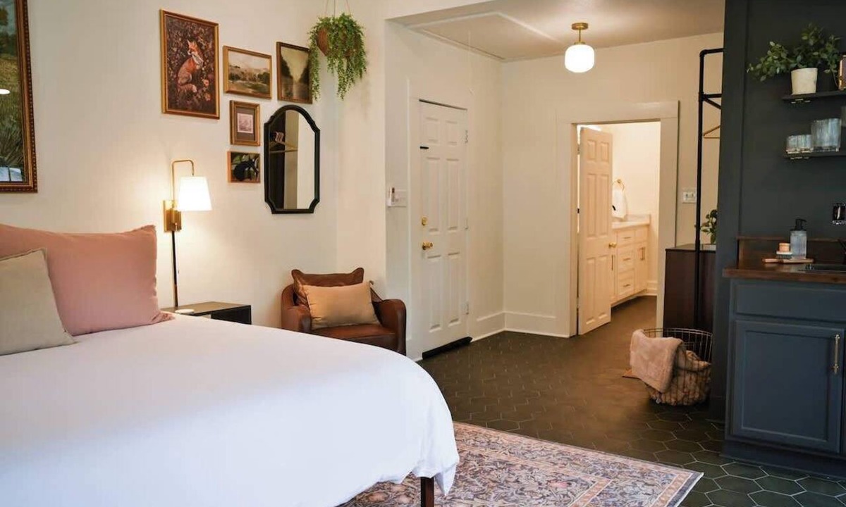 Conway House | Historic Downtown Caldwell Studio - 1 mi UCA