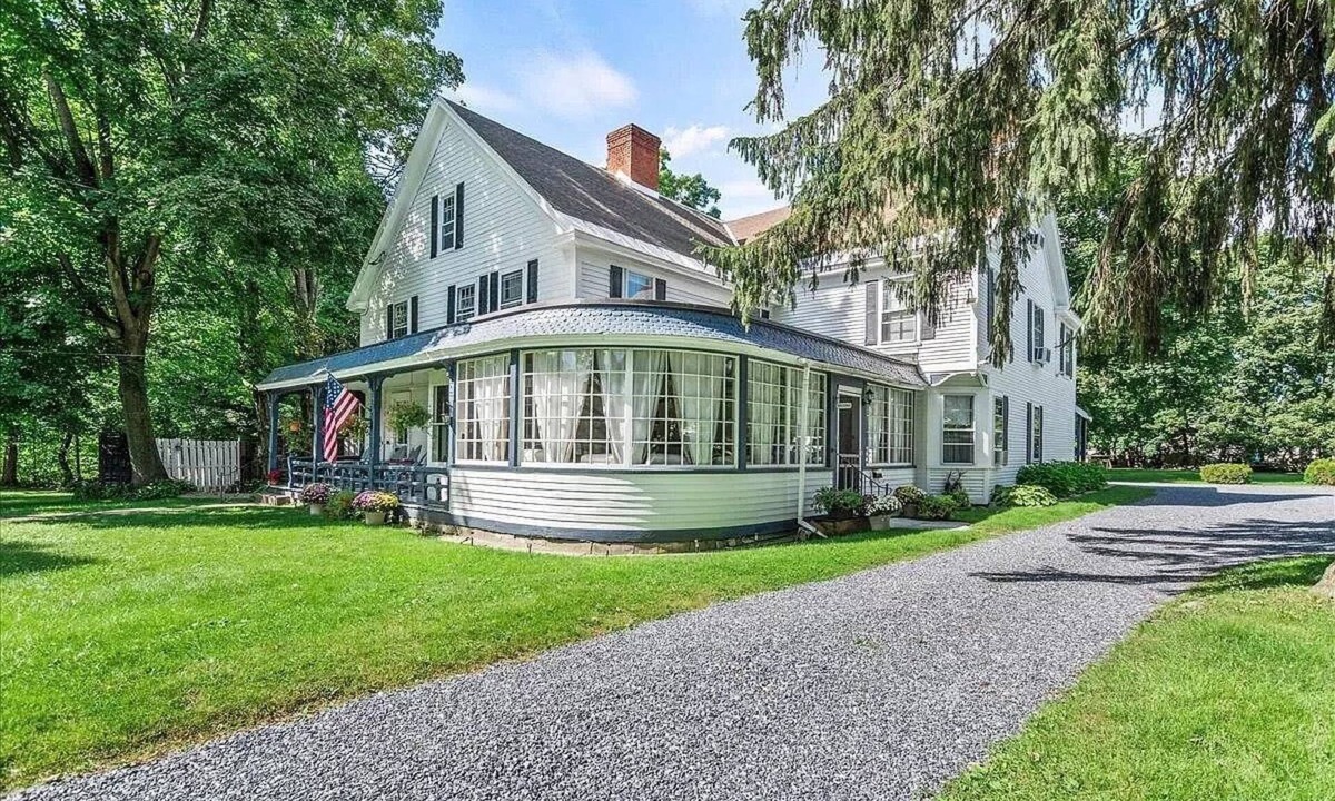 Bennington House | Historic Downtown Home w/Bar Room, Hot Tub