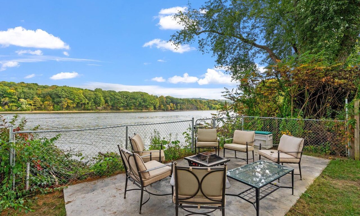 Village of Waterford Apartment | Home on the River - stunning views and Comfy Beds