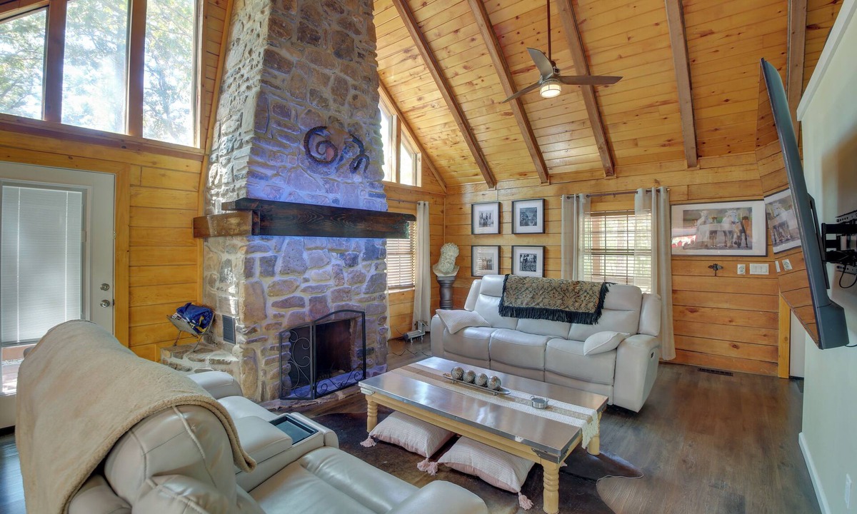 Hot Springs Village Cabin | Hot Springs Cabin w/Deck + Mountain Views!