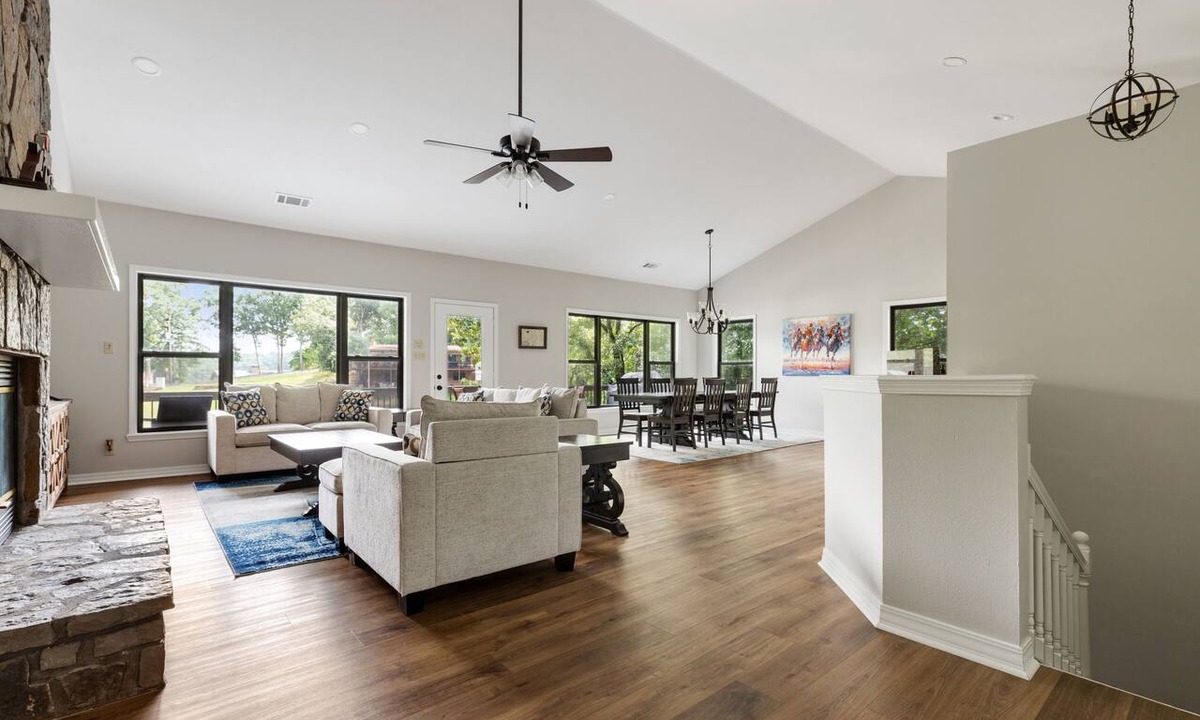Lake Hamilton House | Hot Springs ON Hamilton-Swim & Boat Dock in COVE - 4BR 3.5 BA- 7S - Waterfront