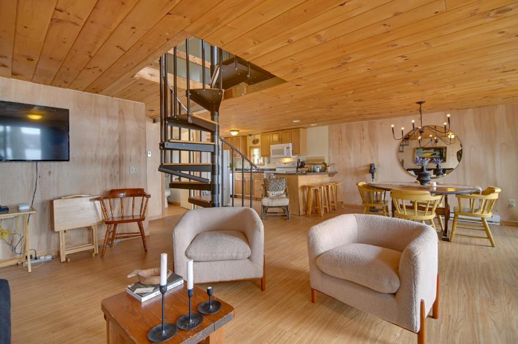 Mercer House | Hot Tub & Boat Dock! Belgrade Lakes Family Cabin