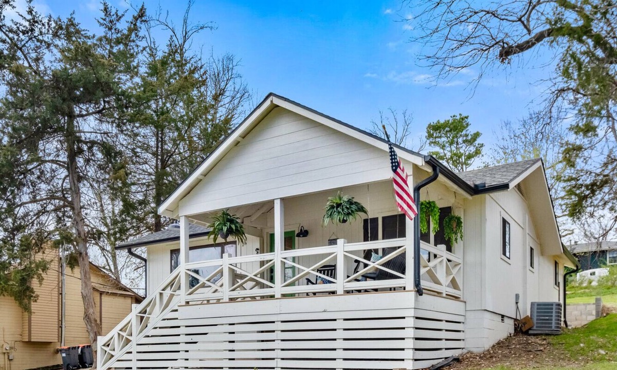 Beaver Shores Cottage | HOT TUB,firepit! Lake Access,Close to trails, Downtown Rogers and Hobbs! Dogs OK