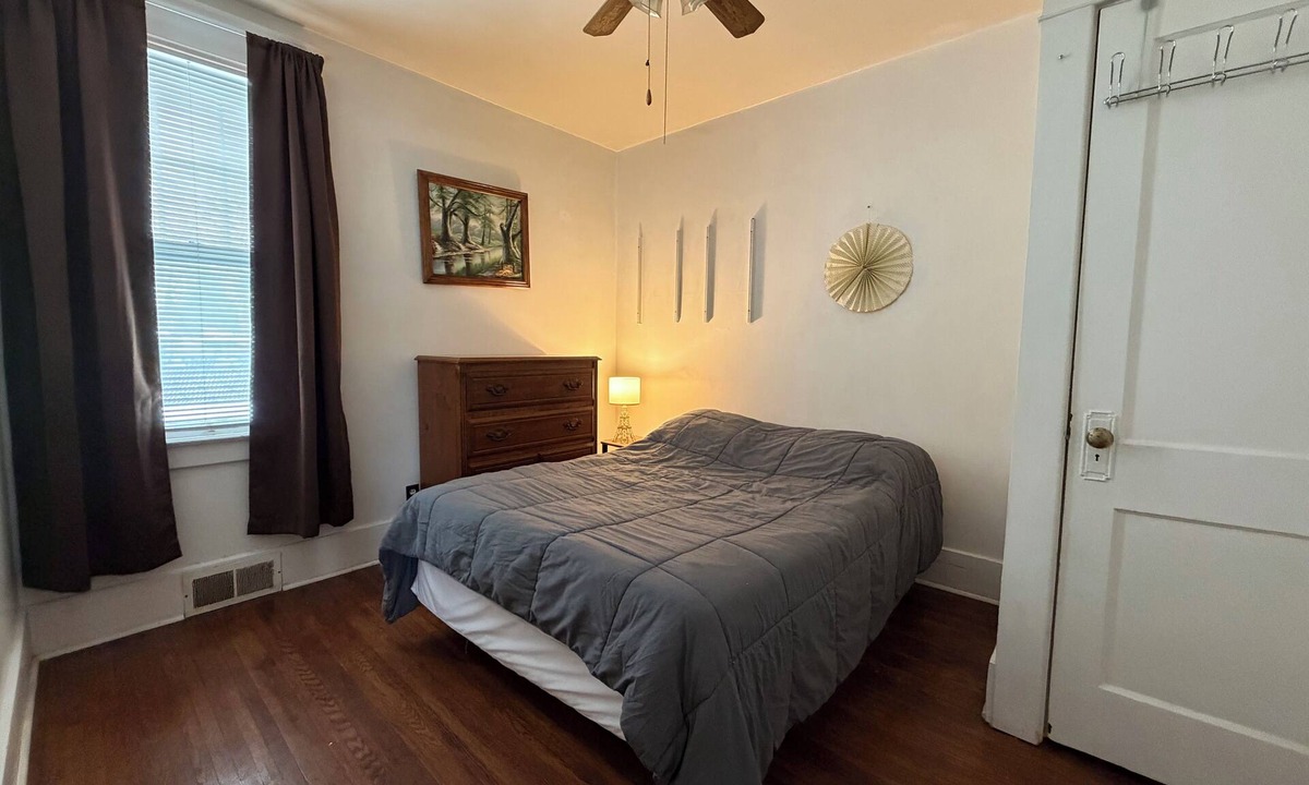 Utica House | Huge 3 Bedroom Home Close To Everything - Two Family House 1st Floor
