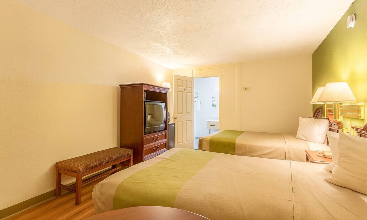 Edgewood Hotel | Ideal Room for Budget Travelers w/Convenient Location - 4 Units