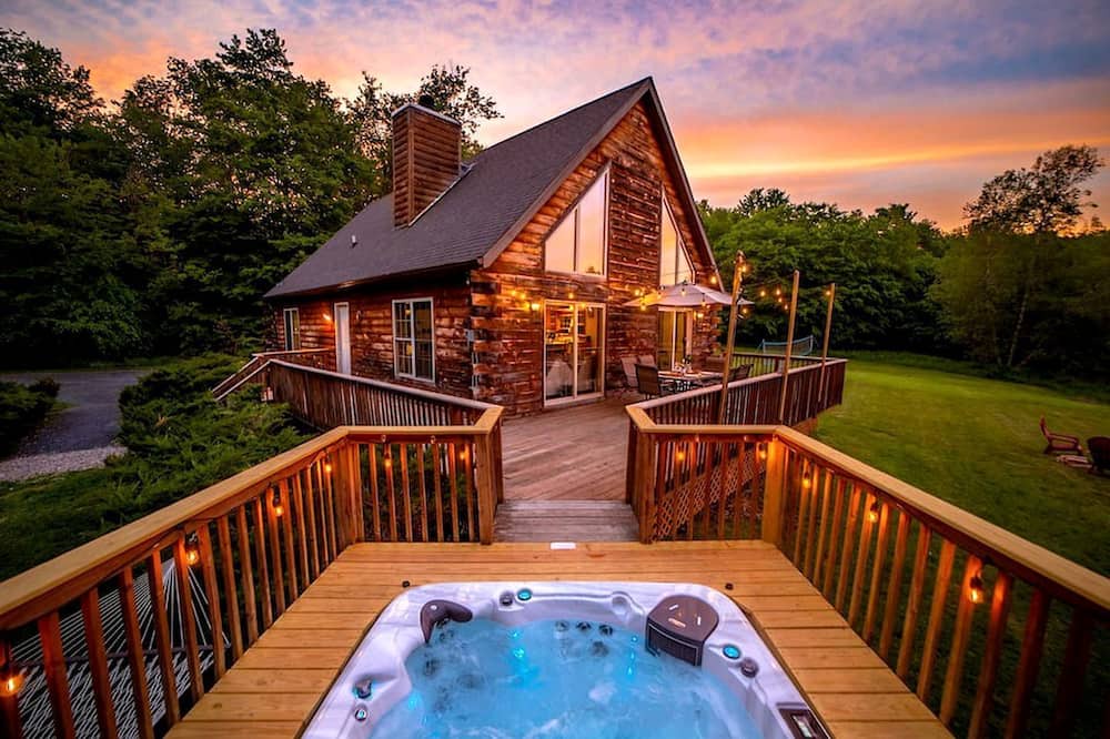 Livingston Manor Cabin | Incredible New York Cabin with a Spa and Movie Theater