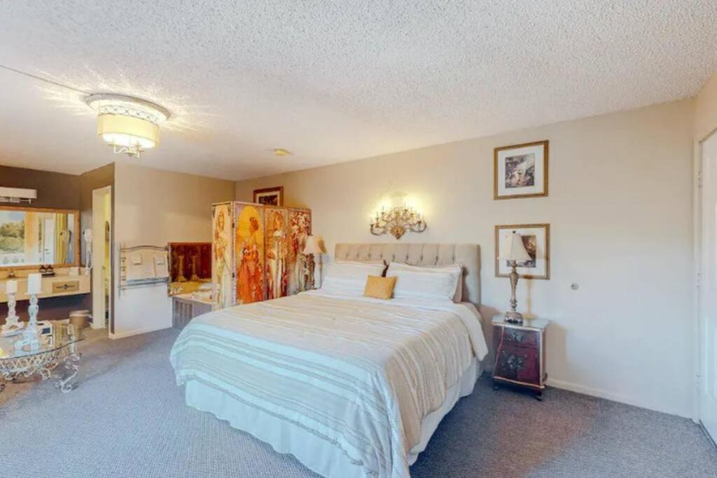 Eureka Springs Historic District Apartment | Jacuzzi Suite 206 at Tradewinds
