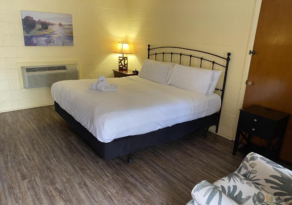 Mount Ida Hotel | JI1 - King Guest Room located at the Joplin Inn