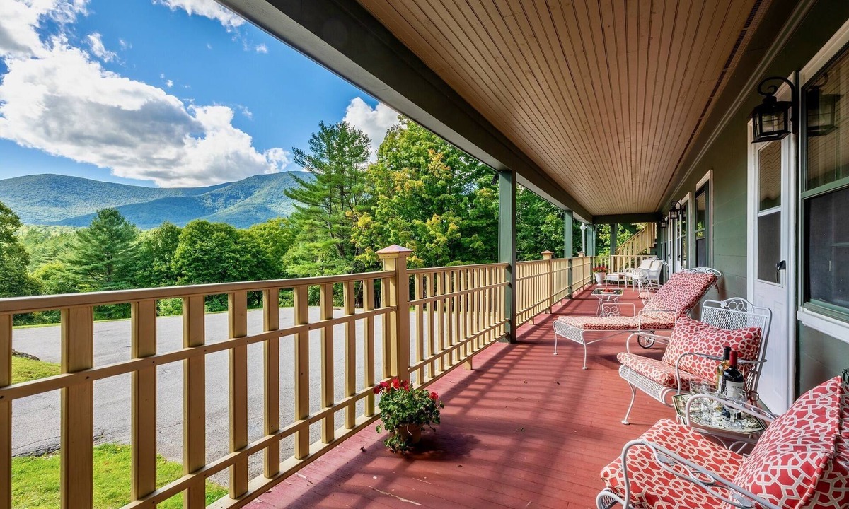 Manchester House | July 4 special: Sleep 20, 6BR/6BA. Pool, tennis, views, resort. Dogs loved!